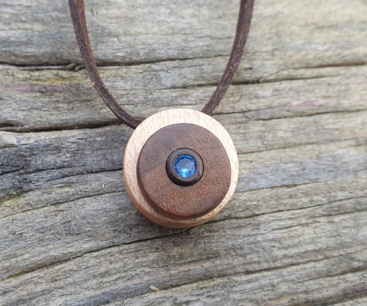 zawieszka-naszyjnik-dynamiczna-harmonia-spinel-niebieski-krysztal-gorski-drewno-egzotyczne-rekodzielo-drewniana-bizuteria-handmade-2.jpg