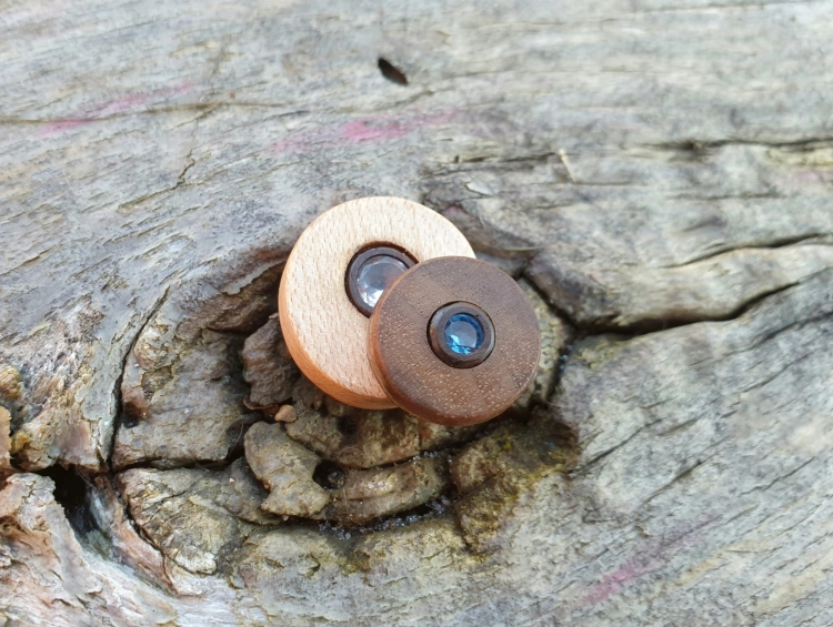 zawieszka-naszyjnik-dynamiczna-harmonia-spinel-niebieski-krysztal-gorski-drewno-egzotyczne-rekodzielo-drewniana-bizuteria-handmade-6.jpg