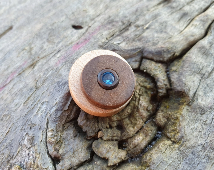 zawieszka-naszyjnik-dynamiczna-harmonia-spinel-niebieski-krysztal-gorski-drewno-egzotyczne-rekodzielo-drewniana-bizuteria-handmade-7.jpg
