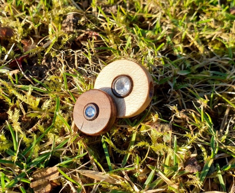 zawieszka-naszyjnik-dynamiczna-harmonia-spinel-niebieski-krysztal-gorski-drewno-egzotyczne-rekodzielo-drewniana-bizuteria-handmade-9.jpg