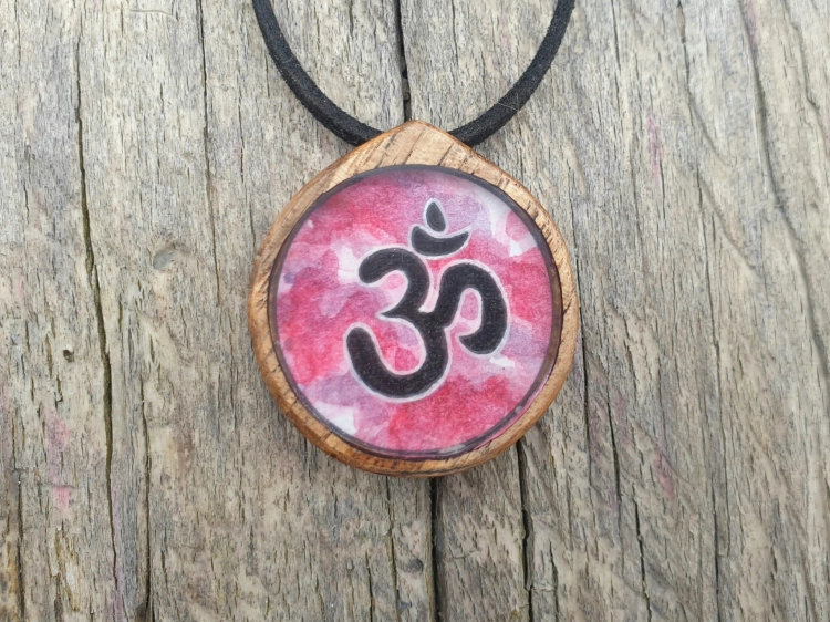 malowniczy-naszyjnik-om-obraz-zywica-epoksydowa-drewno-orzech-rekodzielo-drewniana-bizuteria-handmade.jpg