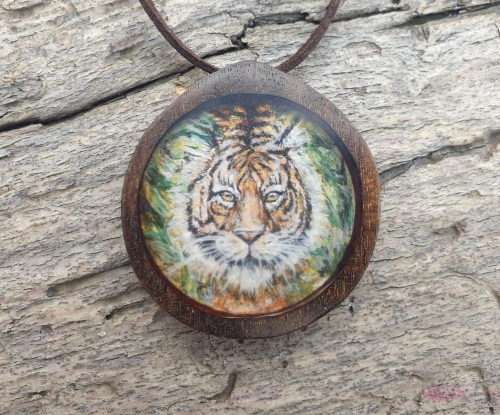 malowniczy-naszyjnik-magia-tygrysa-obraz-zywica-epoksydowa-drewno-wenge-rekodzielo-drewniana-bizuteria-handmade.jpg