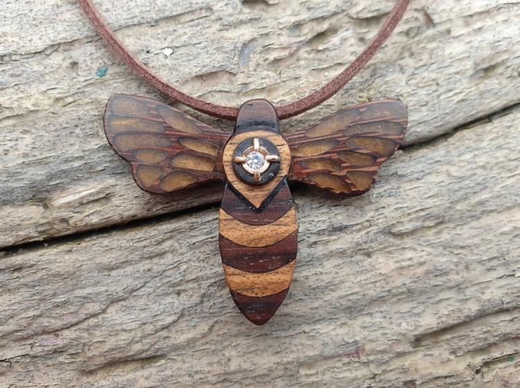 zawieszka-naszyjnik-krolewska-pszczola-diament-zloto-drewno-heban-i-orzech-zywica-epoksydowa-rekodzielo-drewniana-bizuteria-handmade.jpg