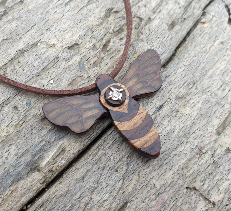zawieszka-naszyjnik-krolewska-pszczola-diament-zloto-drewno-heban-i-orzech-zywica-epoksydowa-rekodzielo-drewniana-bizuteria-handmade-2.jpg