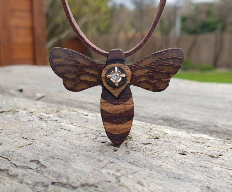 zawieszka-naszyjnik-krolewska-pszczola-diament-zloto-drewno-heban-i-orzech-zywica-epoksydowa-rekodzielo-drewniana-bizuteria-handmade-3.jpg