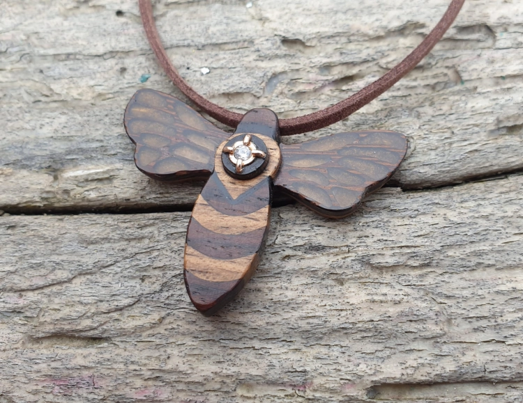 zawieszka-naszyjnik-krolewska-pszczola-diament-zloto-drewno-heban-i-orzech-zywica-epoksydowa-rekodzielo-drewniana-bizuteria-handmade-4.jpg