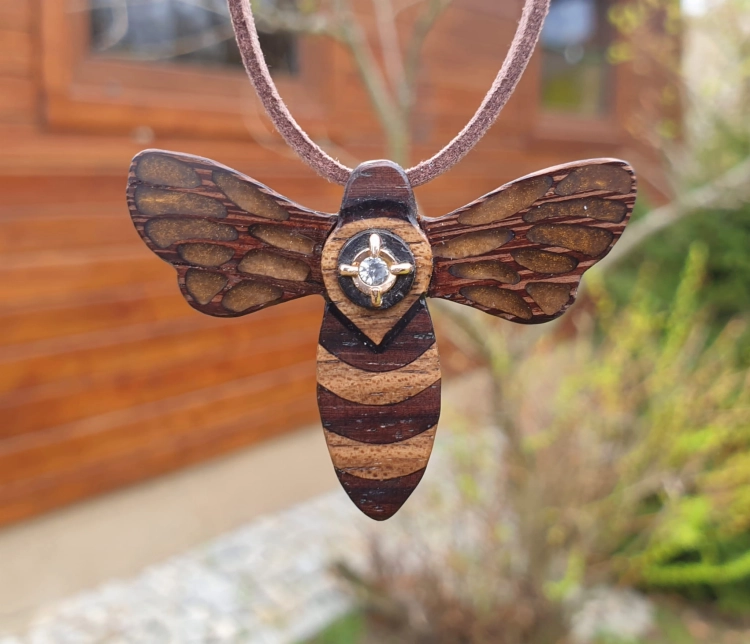 zawieszka-naszyjnik-krolewska-pszczola-diament-zloto-drewno-heban-i-orzech-zywica-epoksydowa-rekodzielo-drewniana-bizuteria-handmade-5.jpg