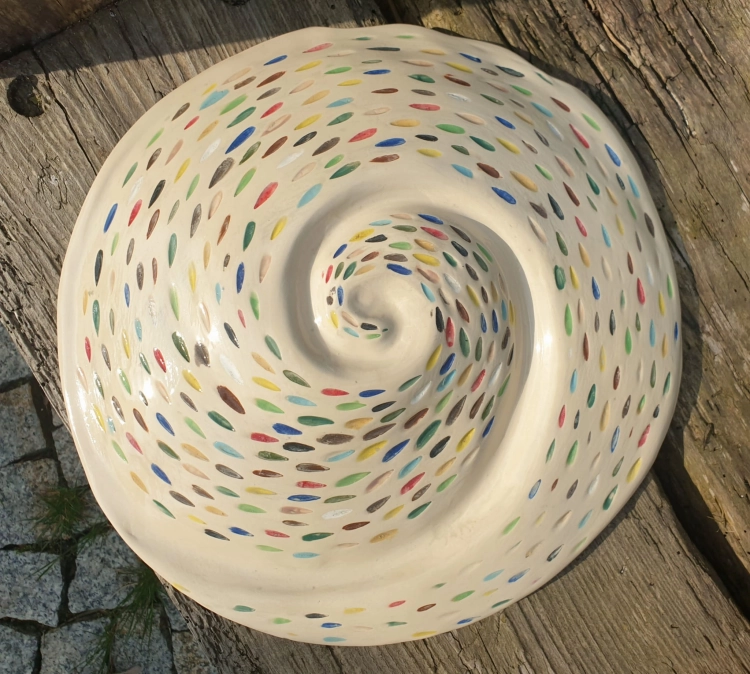 patera-na-sciane-zakrecona-tecza-rekodzielo-teczowa-ceramika-artystyczna-handmade.jpg
