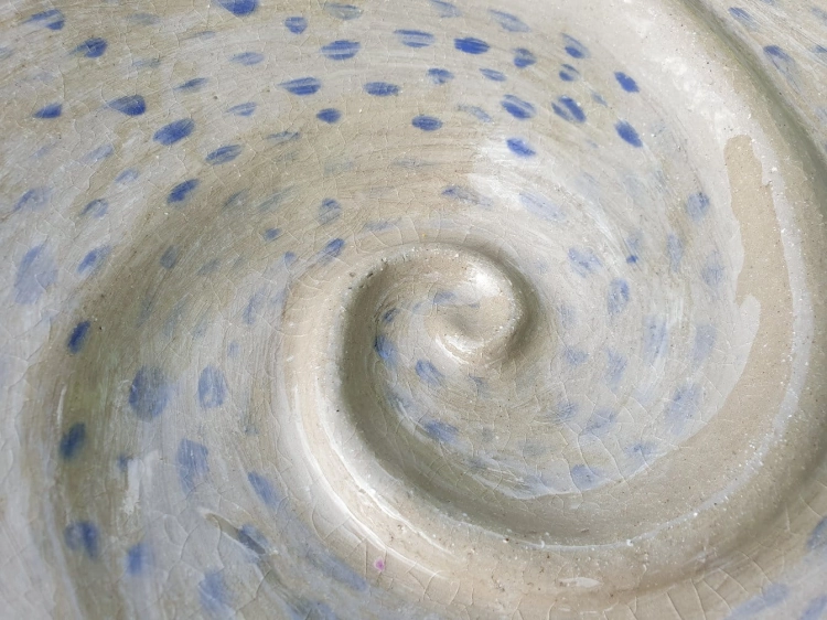 patera-kosmiczna-spirala-rekodzielo-szarosc-ceramika-artystyczna-handmade-3.jpg