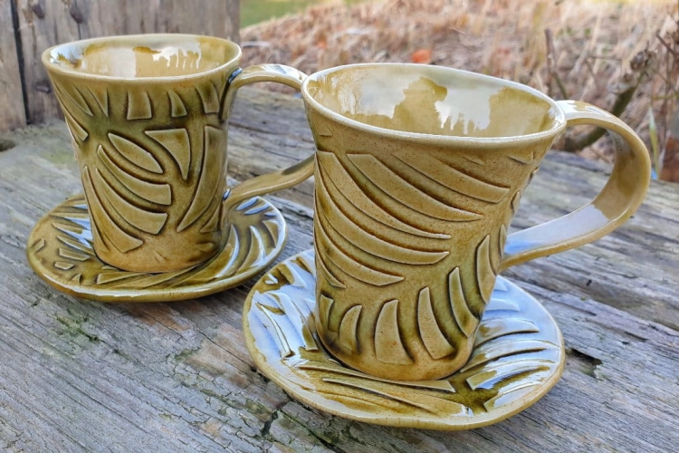 kubek-z-podstawka-laka-o-brzasku-rekodzielo-200ml-zielen-ceramika-artystyczna-handmade-2.jpg