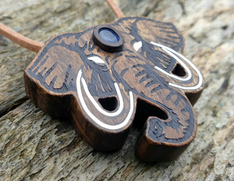 zawieszka-naszyjnik-madrosc-slonia-szafir-srebro-925-drewno-amazaque-heban-rekodzielo-drewniana-bizuteria-handmade-5.jpg