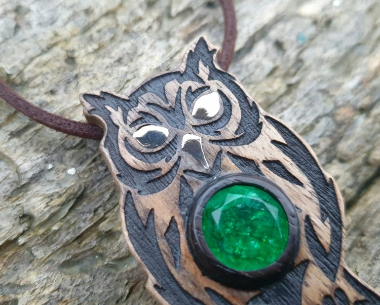 zawieszka-naszyjnik-magiczna-sowa-szmaragd-zloto-14k-drewno-orzech-heban-rekodzielo-drewniana-bizuteria-handmade-4.jpg