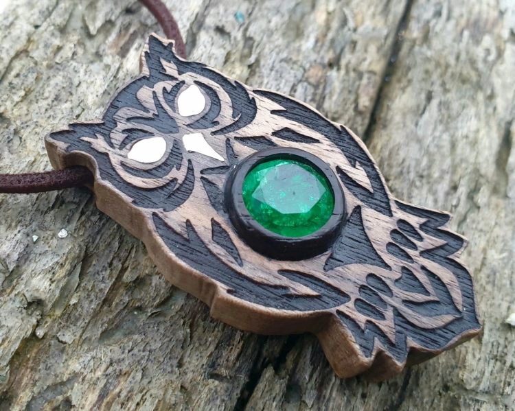 zawieszka-naszyjnik-magiczna-sowa-szmaragd-zloto-14k-drewno-orzech-heban-rekodzielo-drewniana-bizuteria-handmade-5.jpg