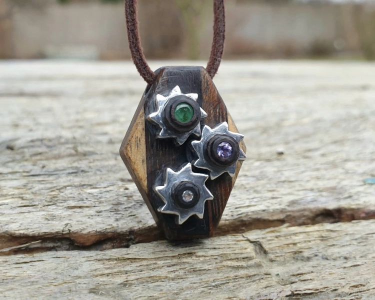 zawieszka-naszyjnik-mechaniczna-symfonia-szmaragd-tanzanit-topaz-bialy-stal-chirurgiczna-rekodzielo-drewniana-bizuteria-handmade-2.jpg