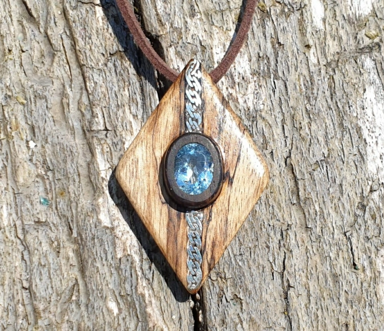 zawieszka-naszyjnik-szlachetny-topaz-drewno-heban-bialy-heban-srebro-rekodzielo-drewniana-bizuteria-handmade-3.jpg