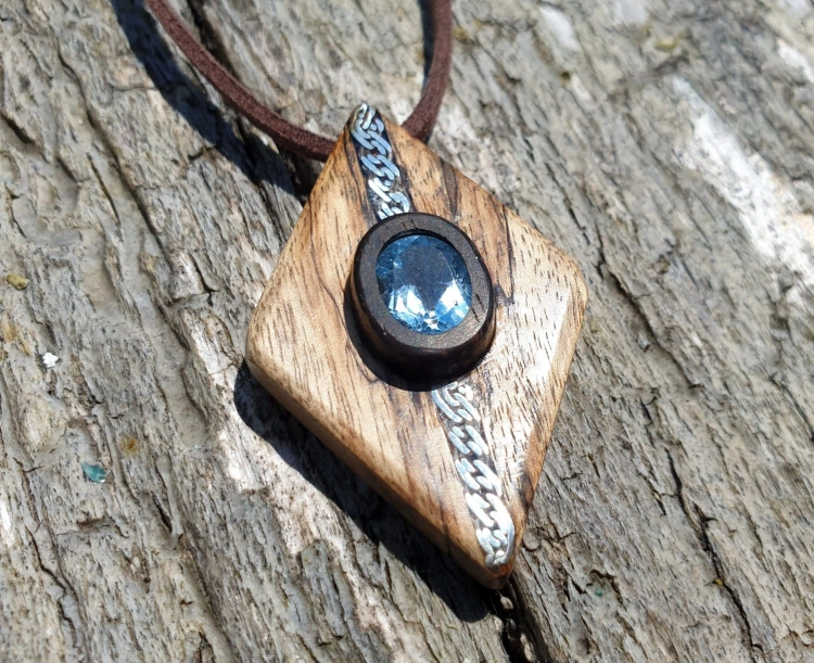 zawieszka-naszyjnik-szlachetny-topaz-drewno-heban-bialy-heban-srebro-rekodzielo-drewniana-bizuteria-handmade-5.jpg