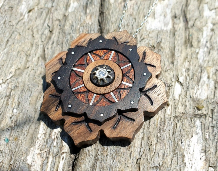 zawieszka-naszyjnik-magiczna-mandala-diament-naturalny-srebro-drewno-heban-orzech-mahon-rekodzielo-drewniana-bizuteria-handmade-2.jpg