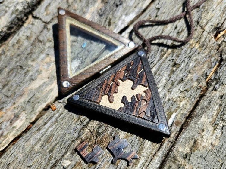 zawieszka-naszyjnik-logiczna-harmonia-drewno-czarny-dab-klon-kanadyjski-wenge-rekodzielo-bizuteria-drewniana-handmade-3.jpg