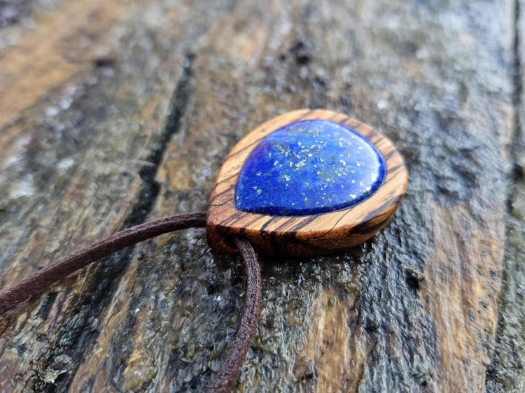 zawieszka-naszyjnik-lapisowy-spokoj-lapis-lazuli-drewno-zebrano-rekodzielo-bizuteria-drewniana-handmade-6.jpg