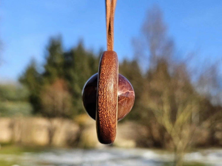zawieszka-naszyjnik-tygrysi-blask-tygrysie-oko-drewno-palisander-dab-rekodzielo-bizuteria-drewniana-handmade-6.jpg