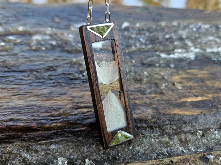 zawieszka-naszyjnik-nowoczesna-klepsydra-peridot-szklo-piasek-drewno-wenge-orzech-rekodzielo-bizuteria-drewniana-handmade.jpg