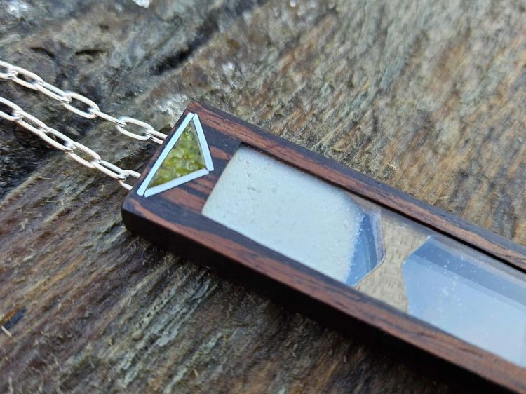 zawieszka-naszyjnik-nowoczesna-klepsydra-peridot-szklo-piasek-drewno-wenge-orzech-rekodzielo-bizuteria-drewniana-handmade-7.jpg