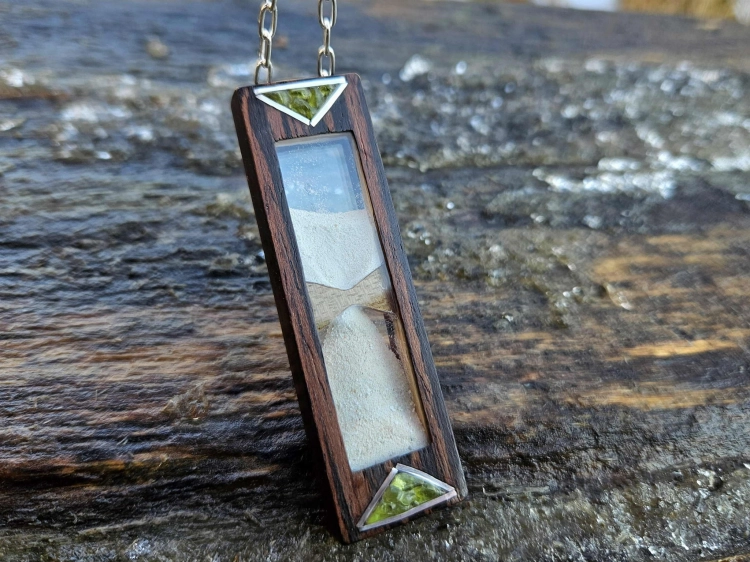 zawieszka-naszyjnik-nowoczesna-klepsydra-peridot-szklo-piasek-drewno-wenge-orzech-rekodzielo-bizuteria-drewniana-handmade-8.jpg