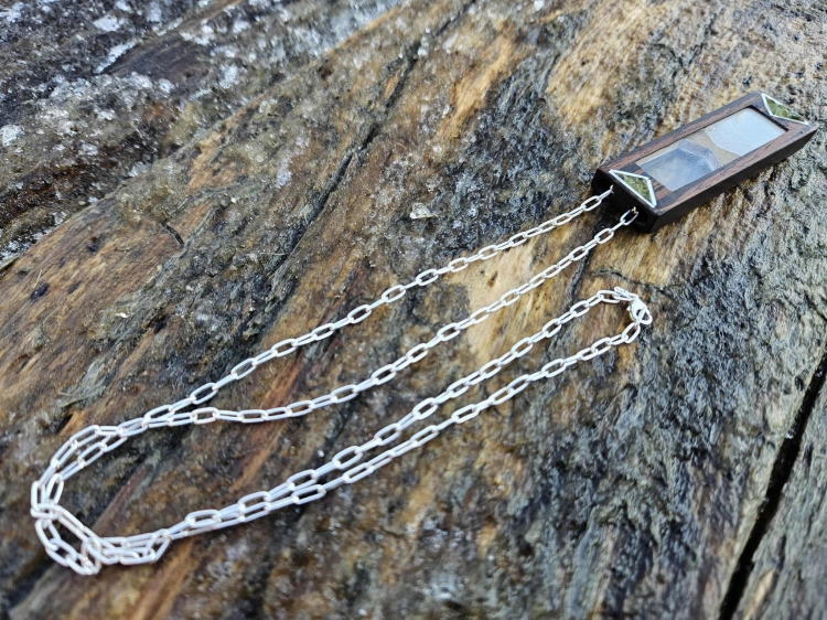zawieszka-naszyjnik-nowoczesna-klepsydra-peridot-szklo-piasek-drewno-wenge-orzech-rekodzielo-bizuteria-drewniana-handmade-10.jpg