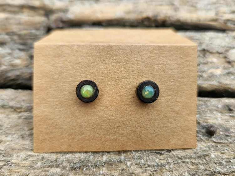 kolczyki-opalowa-elegancja-opal-drewno-heban-srebro-rekodzielo-drewniana-bizuteria-handmade-2.jpg