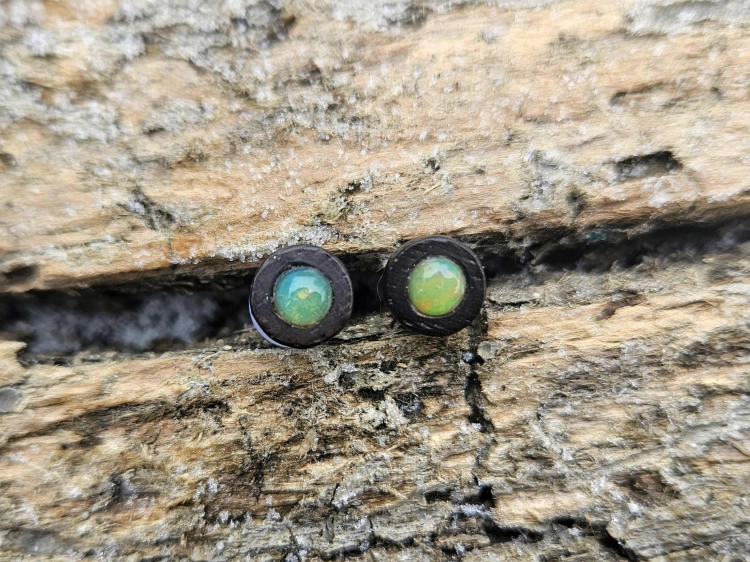 kolczyki-opalowa-elegancja-opal-drewno-heban-srebro-rekodzielo-drewniana-bizuteria-handmade-4.jpg