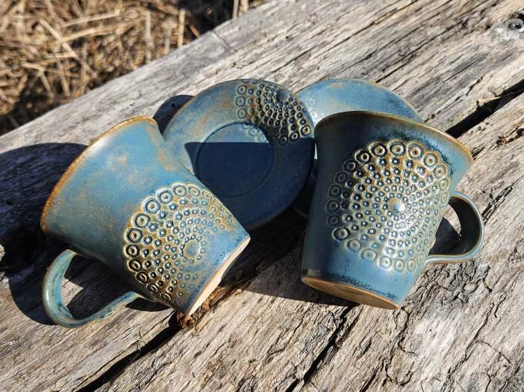 kubek-z-podstawka-kosmiczne-kregi-rekodzielo-250ml-bez-blekit-ceramika-artystyczna-handmade-3.jpg