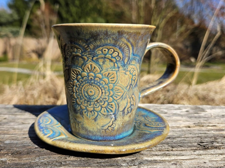 kubek-z-podstawka-basniowa-mandala-rekodzielo-240ml-bez-blekit-fiolet-ceramika-artystyczna-handmade.jpg
