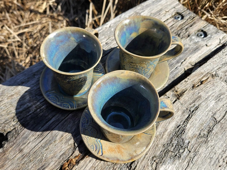 kubek-z-podstawka-basniowa-mandala-rekodzielo-240ml-bez-blekit-fiolet-ceramika-artystyczna-handmade-2.jpg