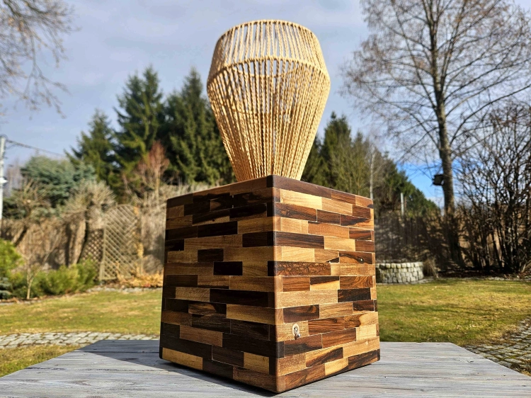 lampa-drewniana-basniowa-wieza-drewno-orzech-rio-rekodzielo.jpg